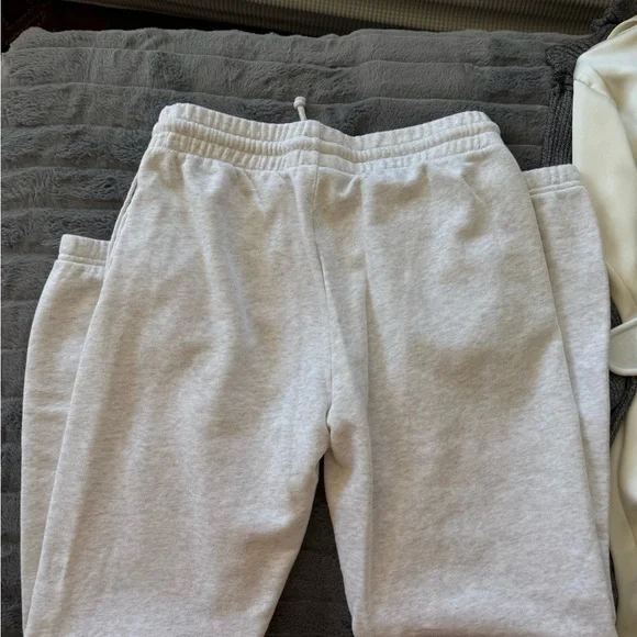 Aritzia - sweats - Picture 3 of 3